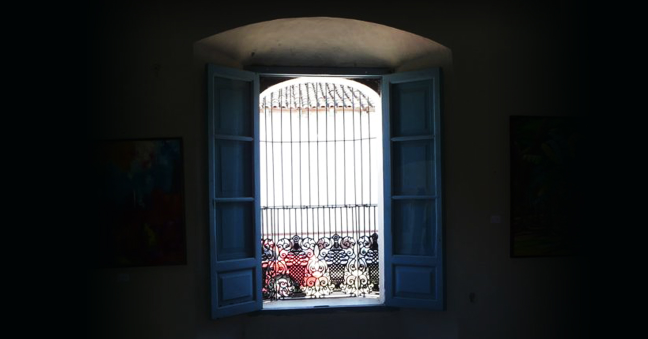 Una ventana desde el interior de una casa en Suchitoto (El Salvador).